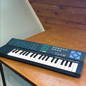 Yamaha PortaSound PSS-140 electronic keyboard